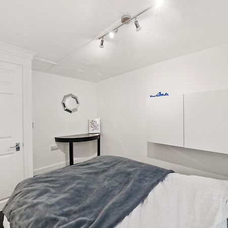 Modern One Bedroom Apartments In Brighton Екстер'єр фото