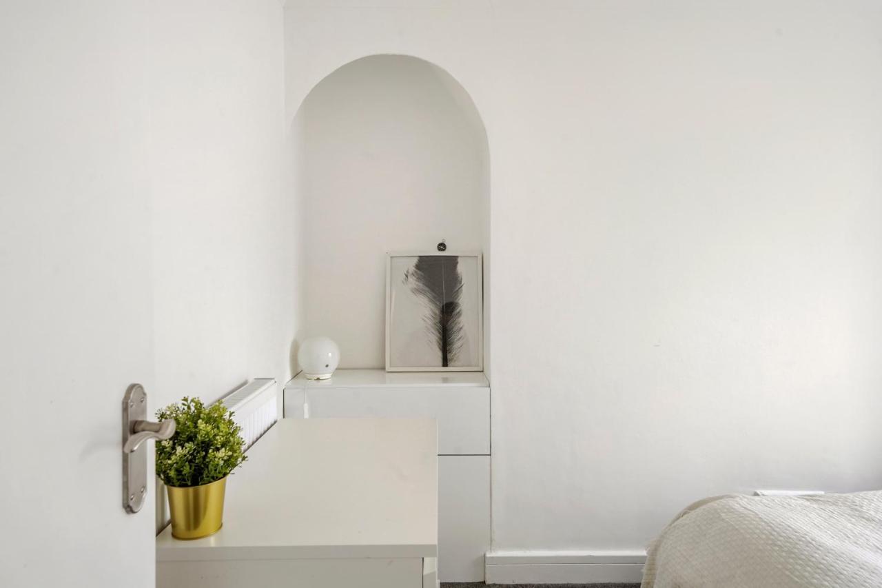 Modern One Bedroom Apartments In Brighton Екстер'єр фото